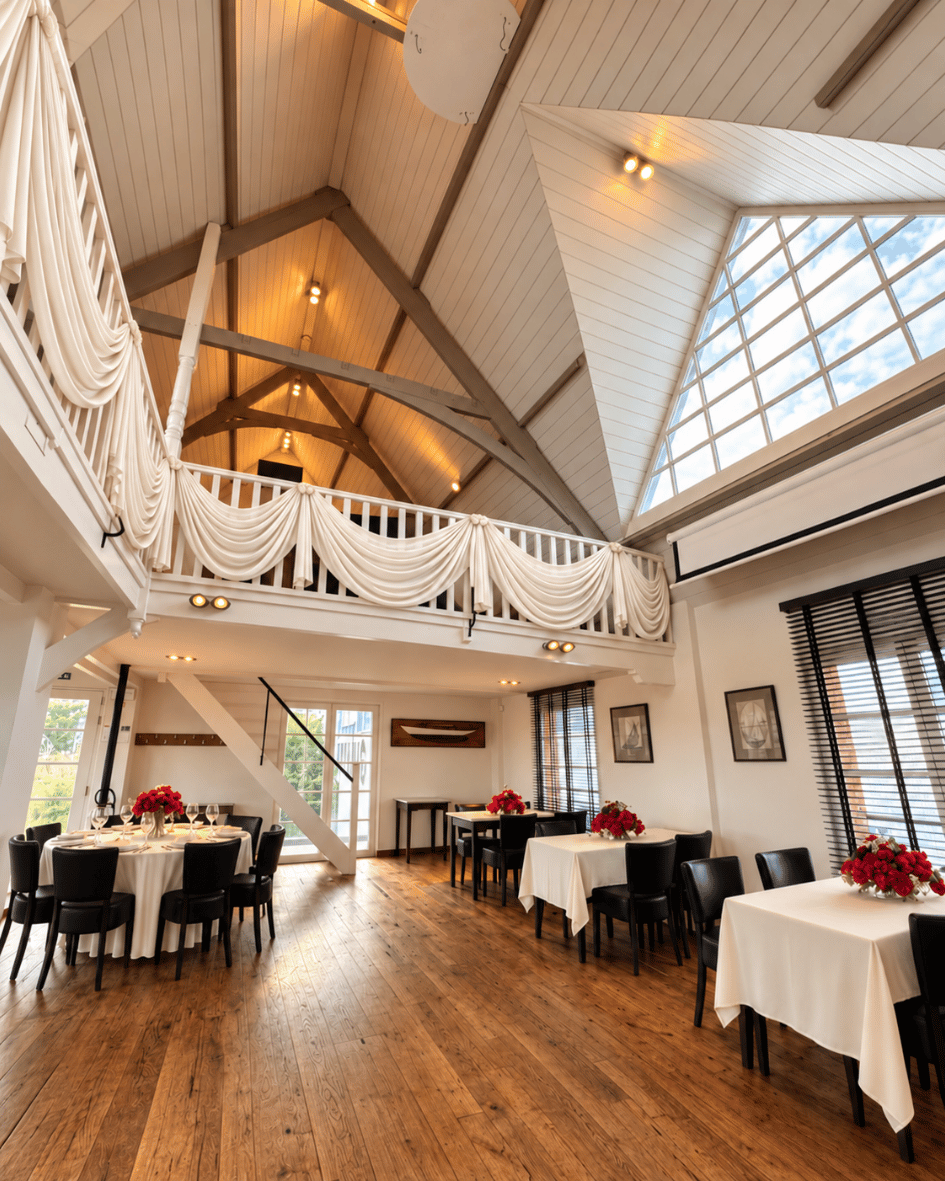 Feestelijk gedekte lange dinertafel bij kaarslicht voor een privé evenement