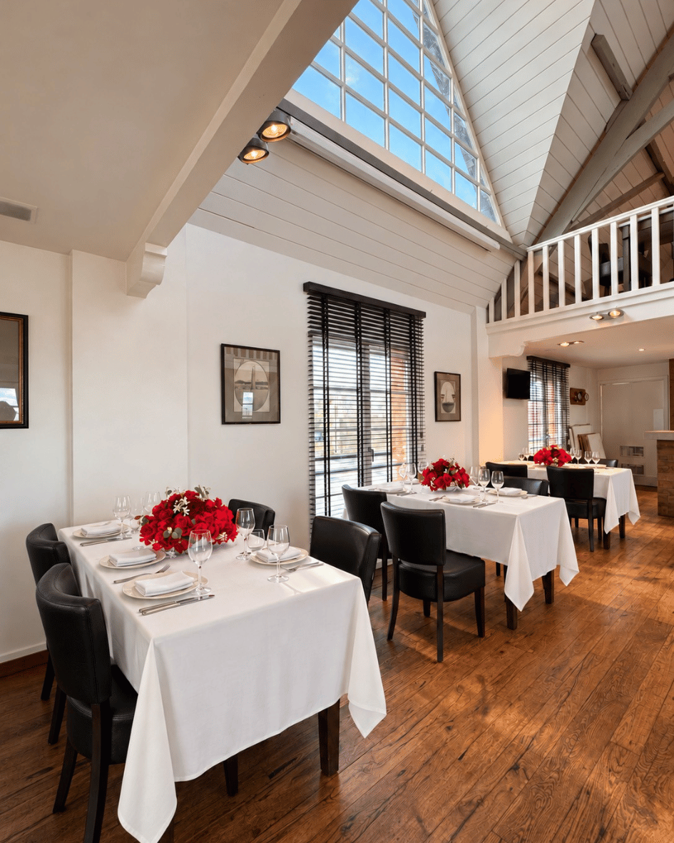 Elegante wijnservice en verfijnde mezze presentatie aan de waterkant